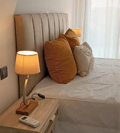 Comfy Ensuite בית הארחה 3*